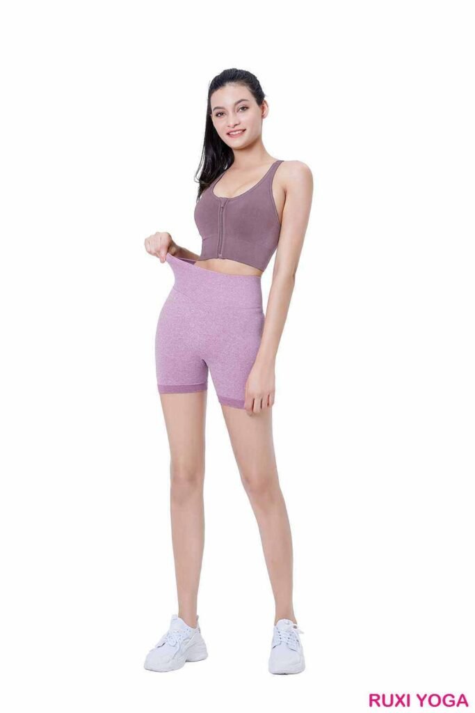 красные спортивные шорты женские